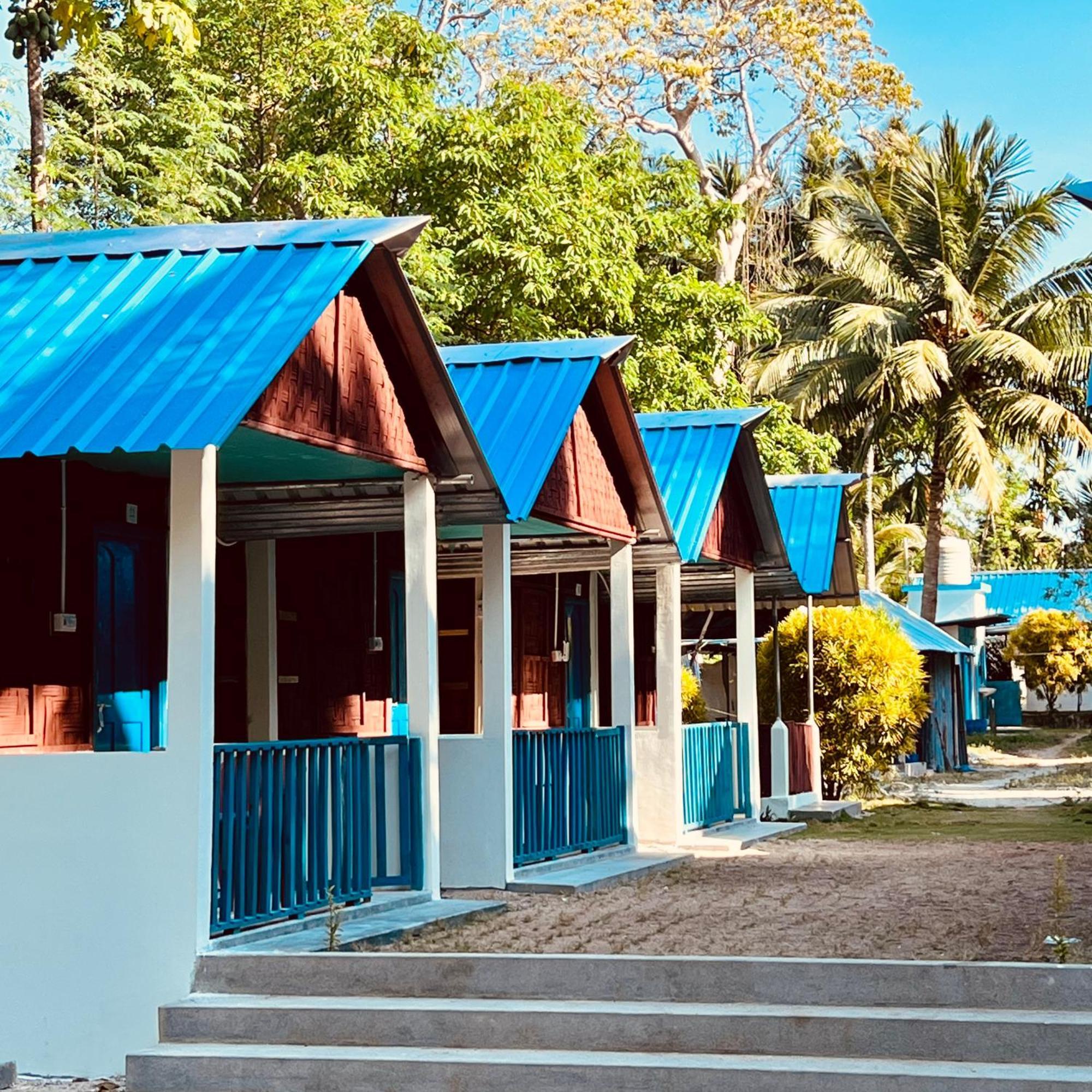 Blue Sea Restaurant & Bungalows Sitapur Exteriör bild
