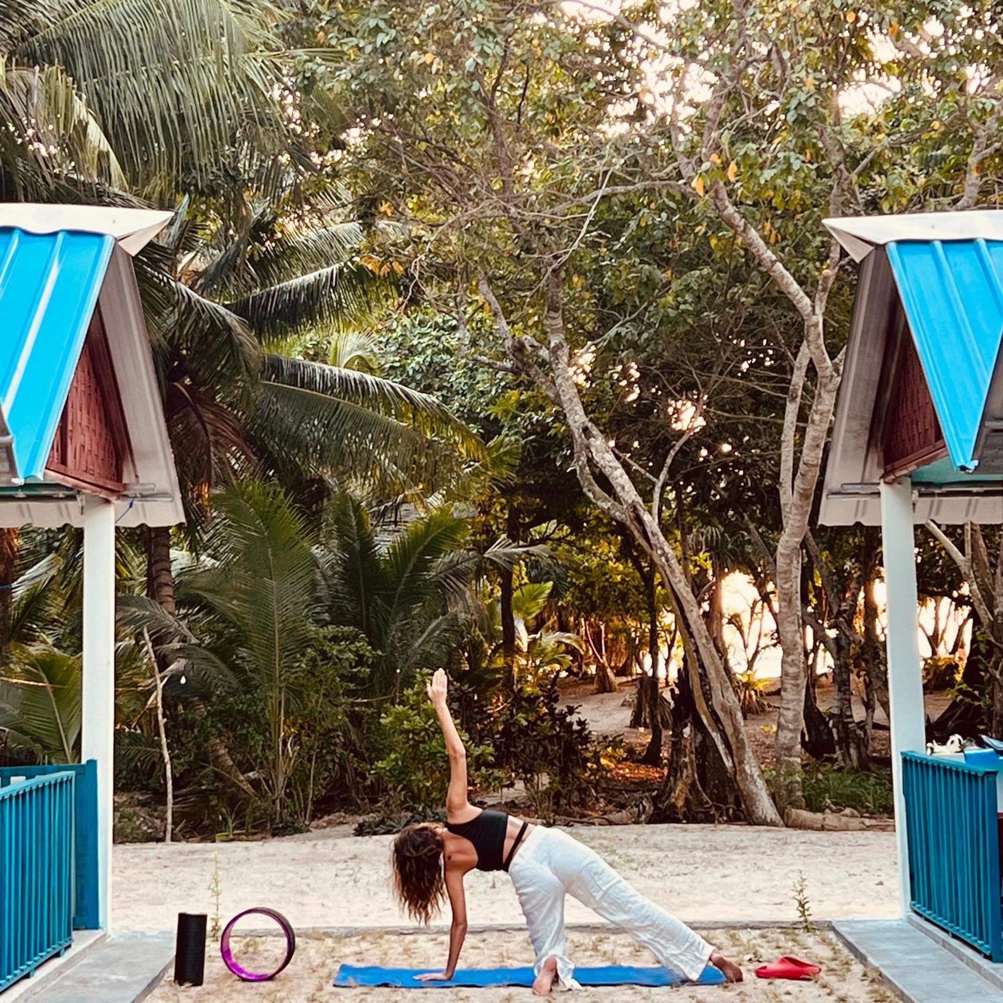 Blue Sea Restaurant & Bungalows Sitapur Exteriör bild
